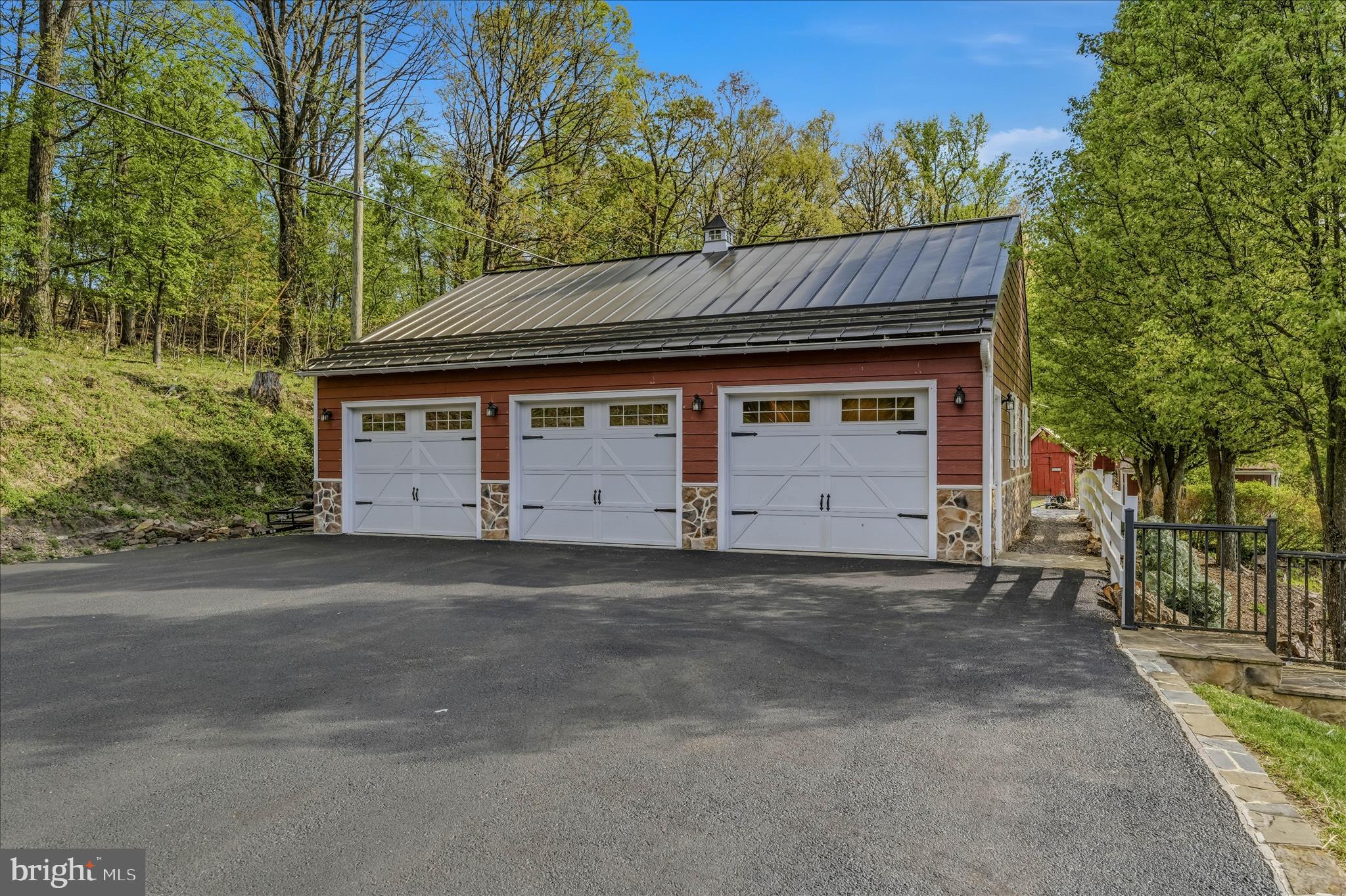 3877 Dry Run Road Martinsburg, WV 25403 - Photo 15 of 51 Garage