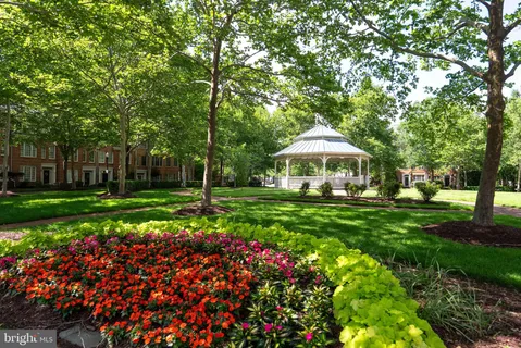 $425,000 | 5108 Donovan Drive, Unit 305, Alexandria, VA 22304