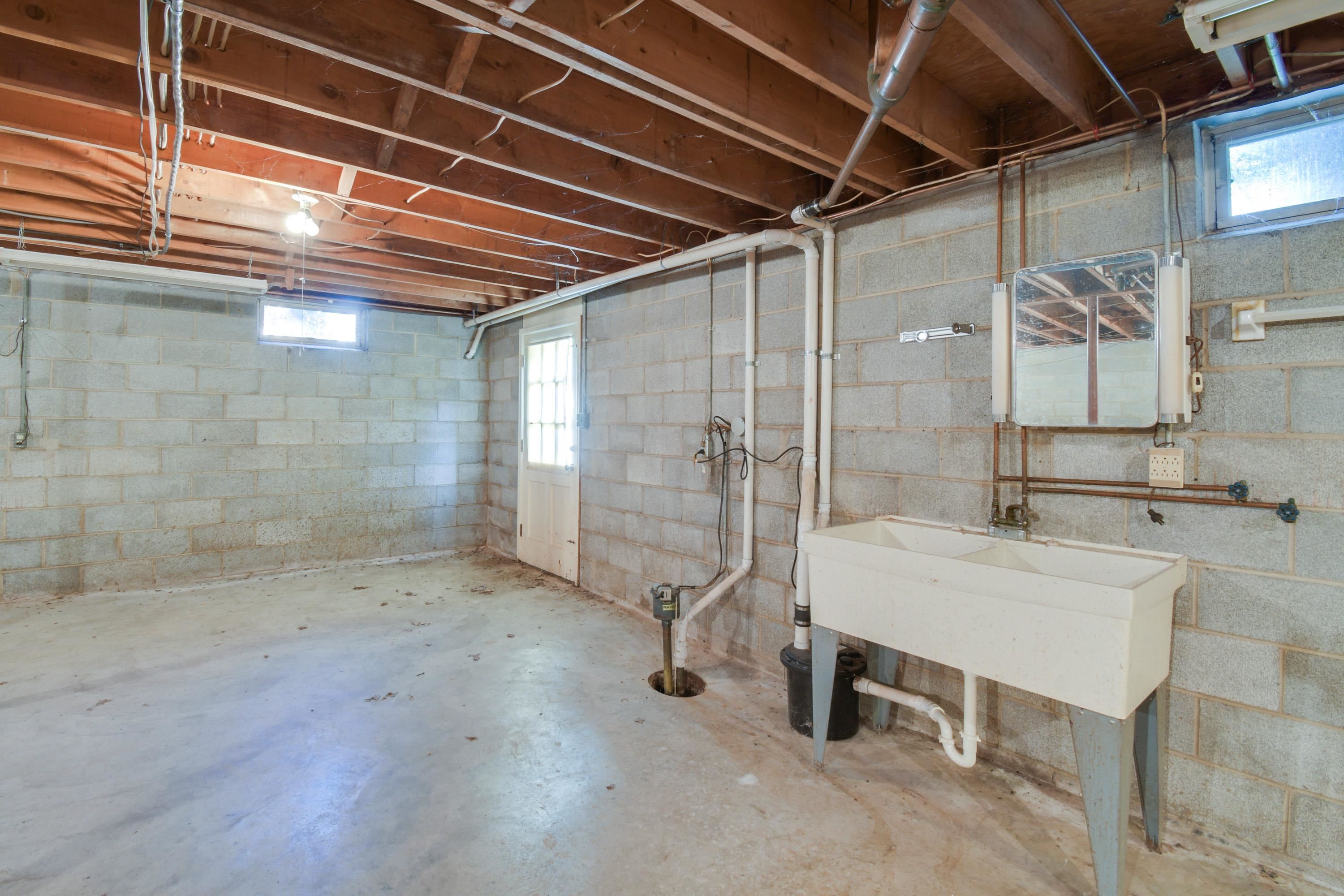 2116 Pickett Road Waynesboro, VA 22980 - Photo 27 of 43 Gallery Image 27