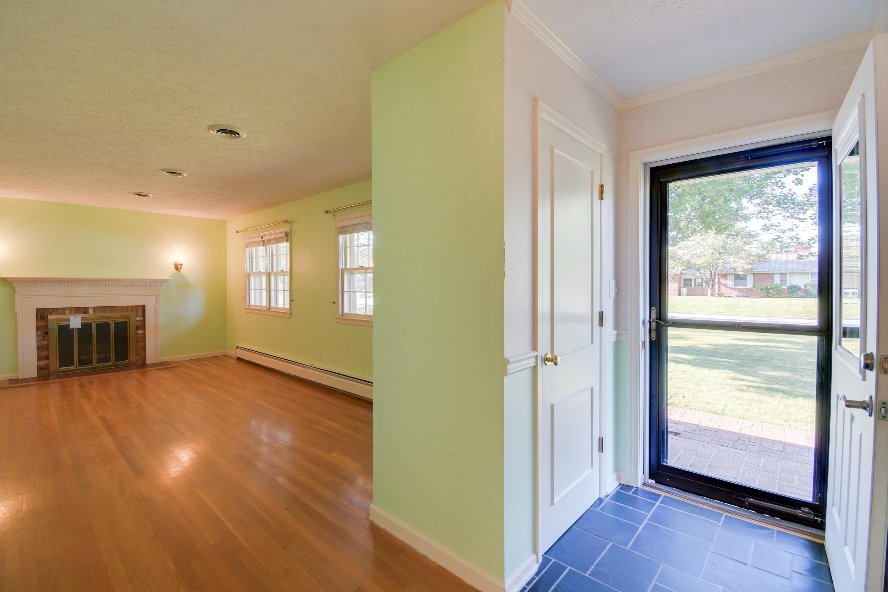 2116 Pickett Road Waynesboro, VA 22980 - Photo 6 of 43 Gallery Image 6