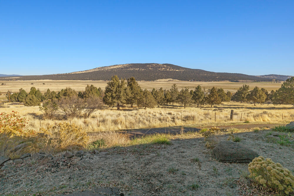 17550 South Poe Valley Road Klamath Falls, OR 97603 - Photo 3 of 59 a view of an ocean and a mountain