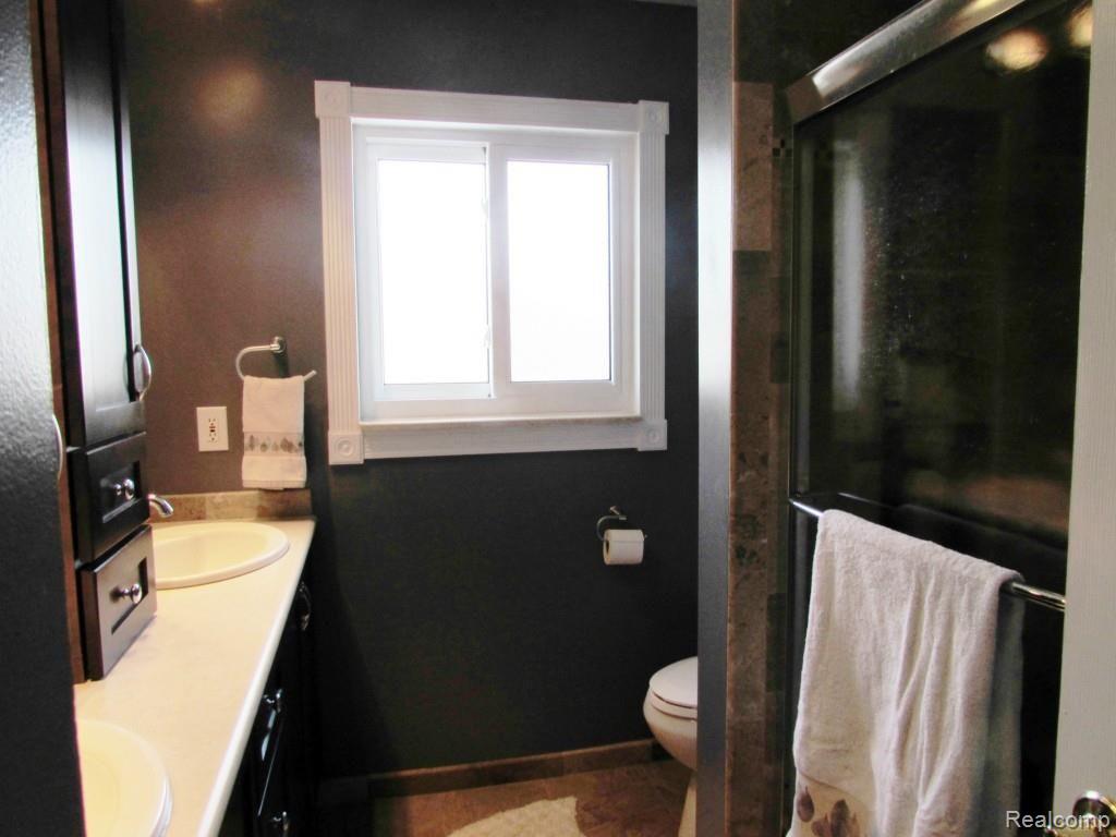 883 Meadowlake Road Canton, MI 48188 - Photo 18 of 34 Main bath3.jpg