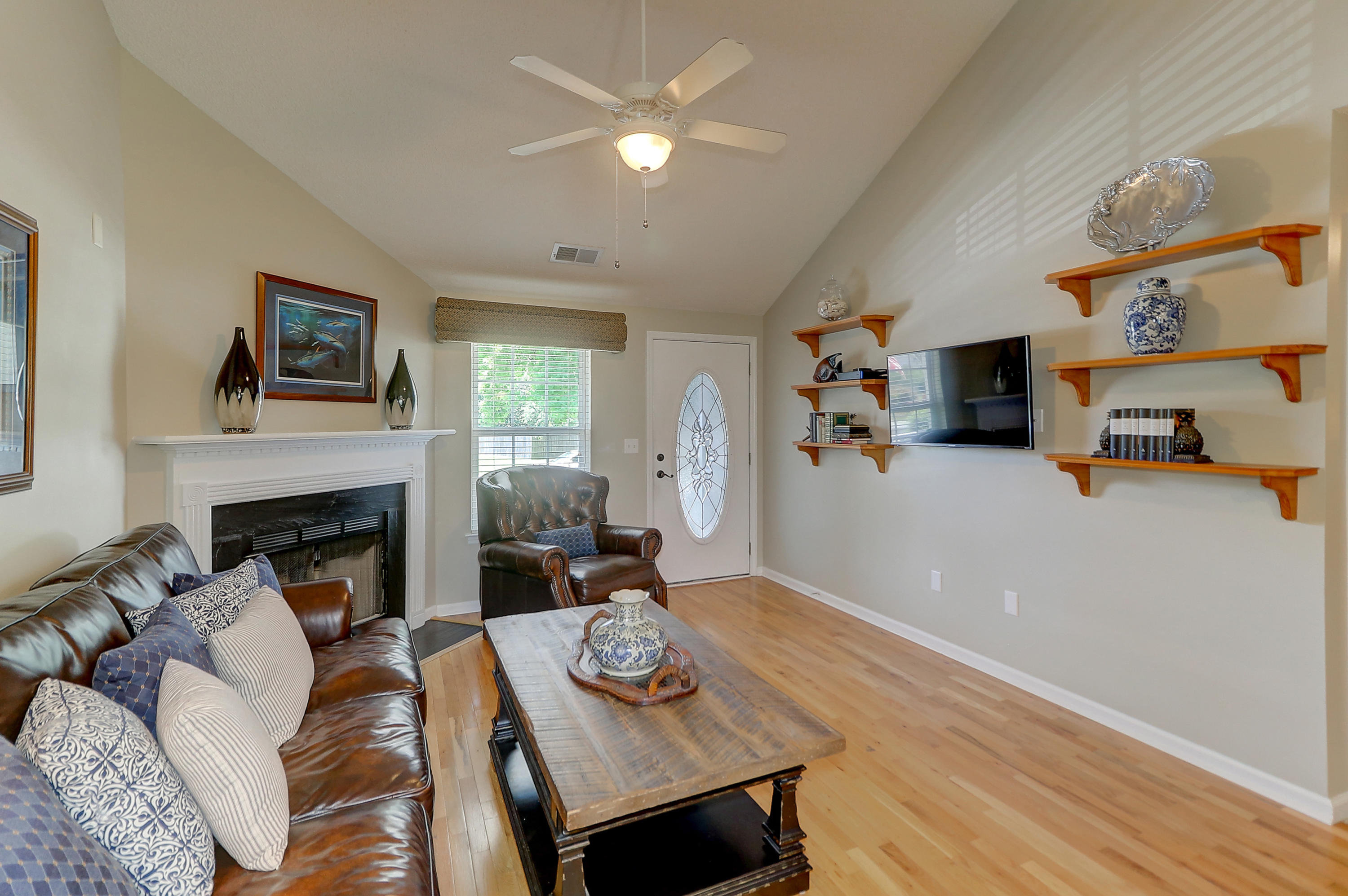 1322 Mapleton Avenue Charleston, SC 29412 - Photo 5 of 33 Living Room