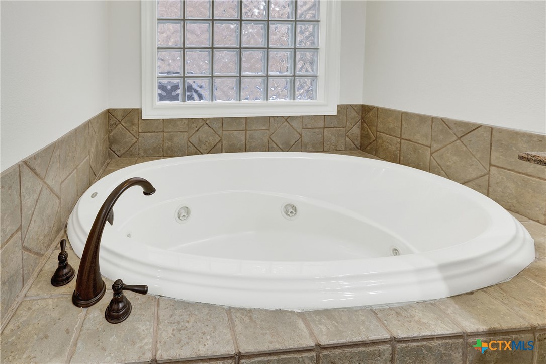 1029 Gruene Road New Braunfels, TX 78130 - Photo 22 of 48 a bathroom with a bathtub