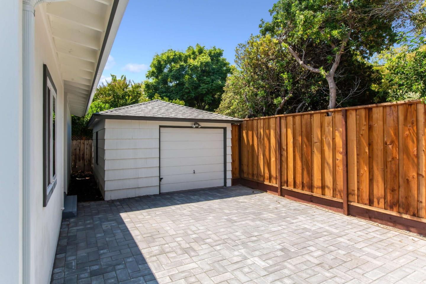 2360 Middlefield Road Palo Alto, CA 94301 - Photo 18 of 18 a backyard of a house