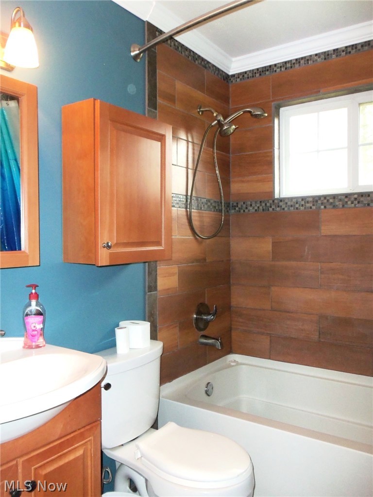 16850 Old State Road Middlefield, OH 44062 - Photo 14 of 23 Updated bathroom conveniently located between bedrooms