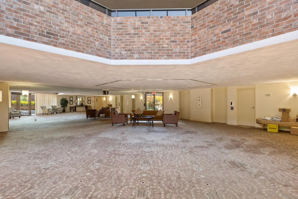 404 Paradise Road, Unit 2B Swampscott, MA 01907 - Photo 3 of 28 Gallery Image 3