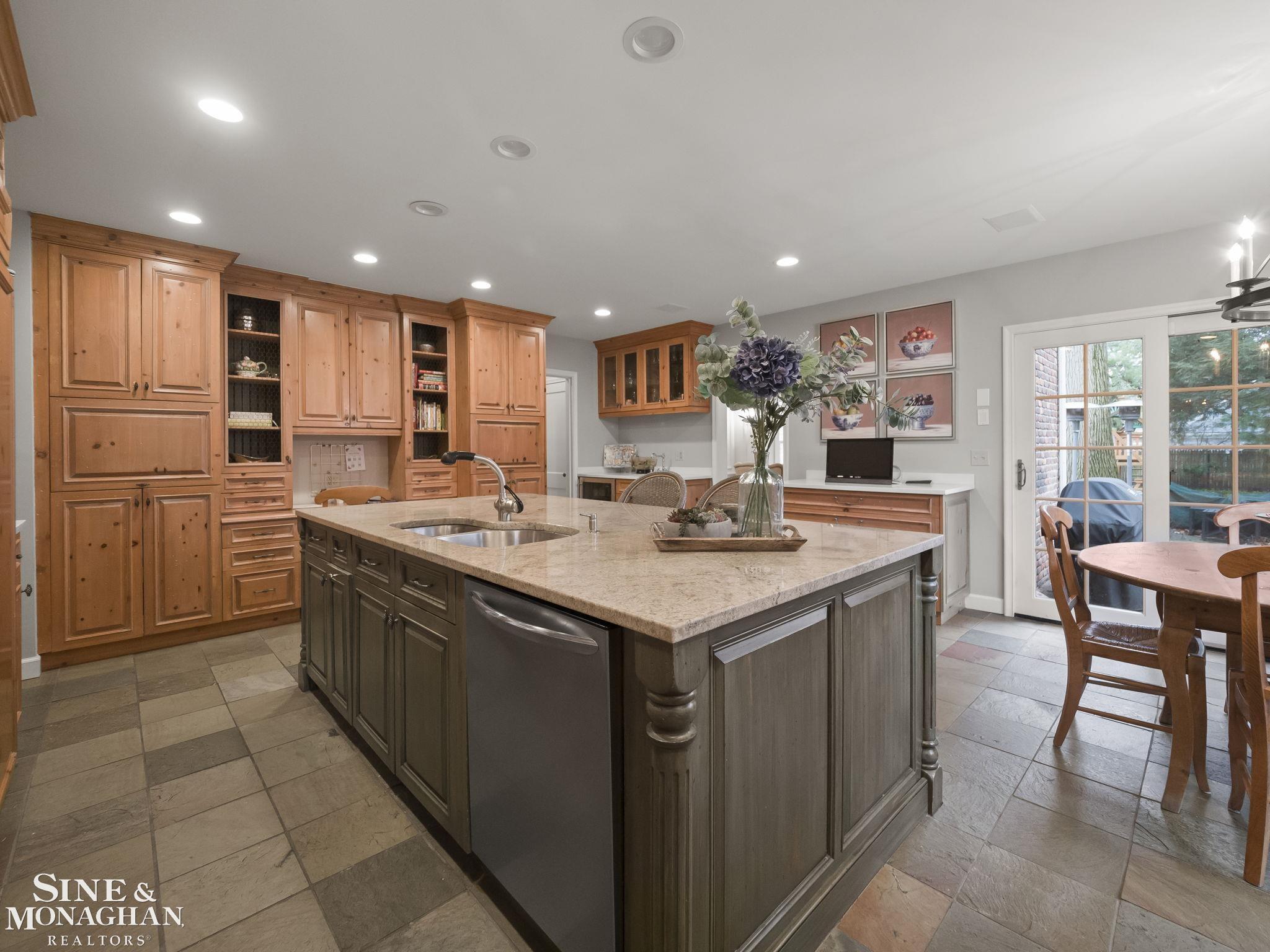 277 Cloverly Road Grosse Pointe, MI 48236 - Photo 4 of 46 Large Island