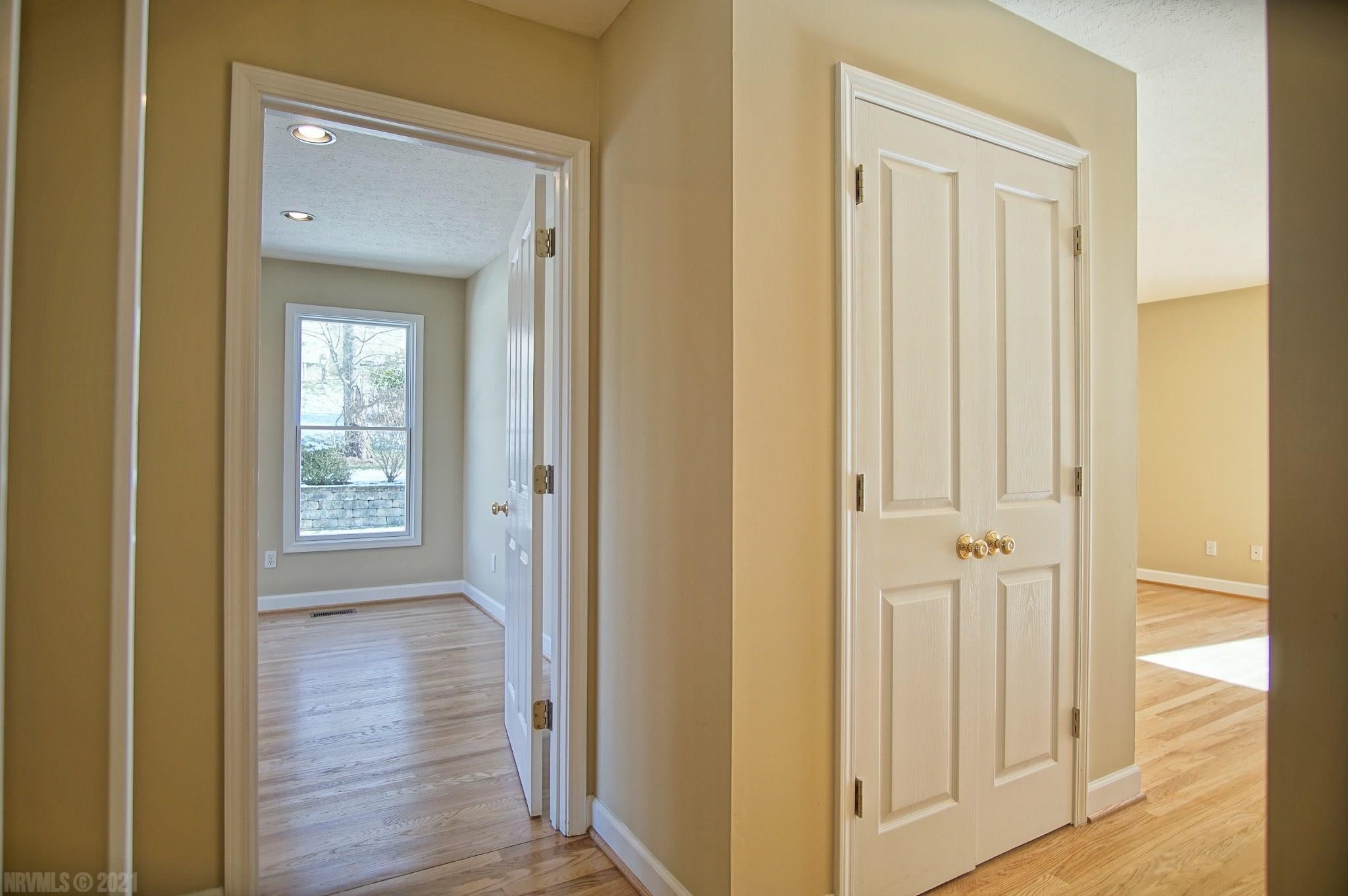 927 Redbud Road Blacksburg, VA 24060 - Photo 5 of 51 Gallery Image 5