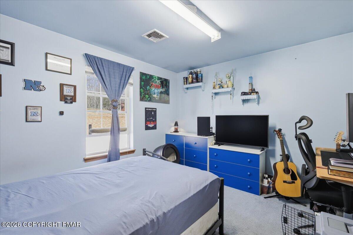 4373 Pine Ridge Drive East Bushkill, PA 18324 - Photo 31 of 33 a bedroom with a workspace