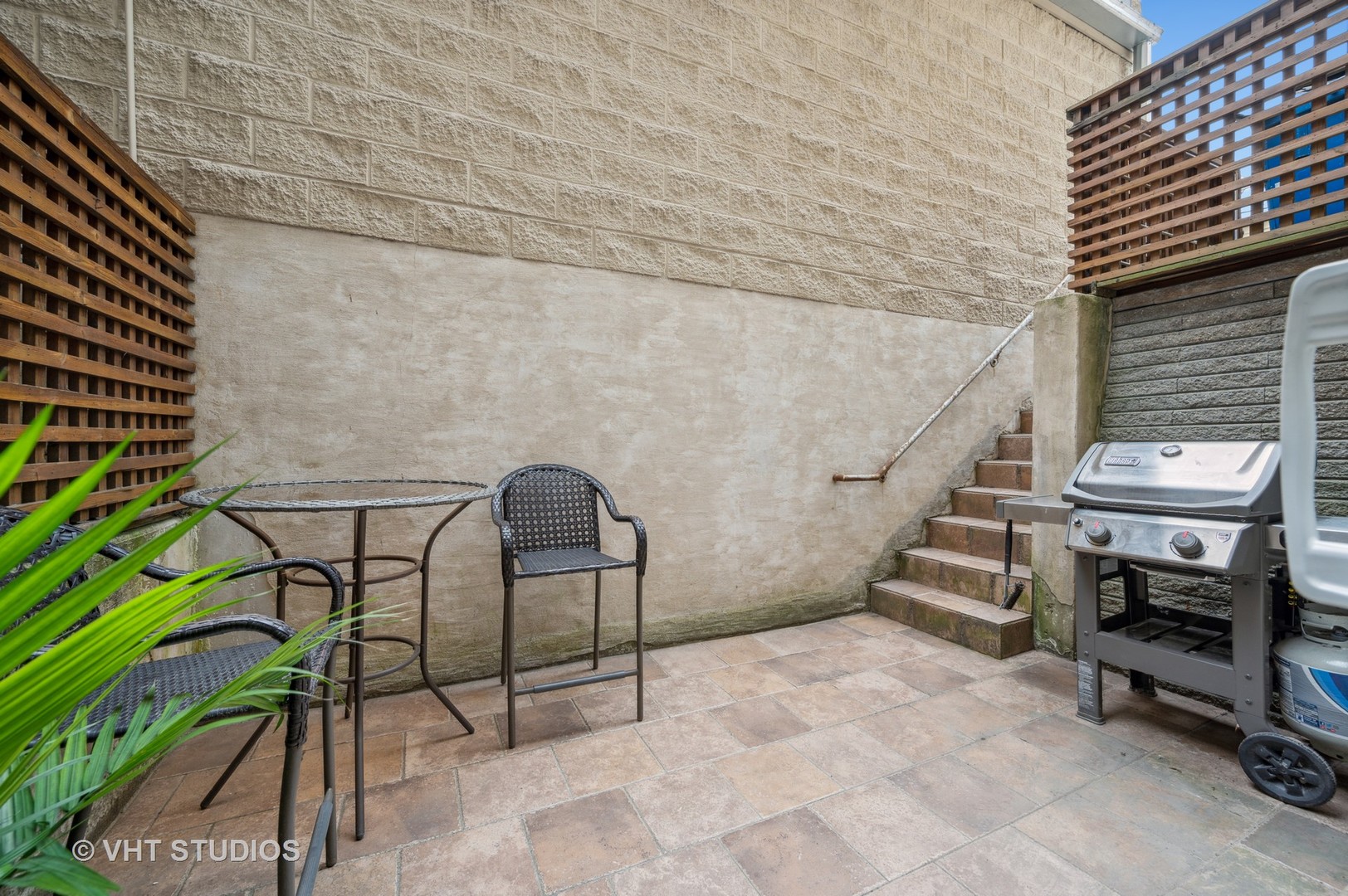 2543 North Racine Avenue, Unit G Chicago, IL 60614 - Photo 12 of 15 a view of a balcony with chairs