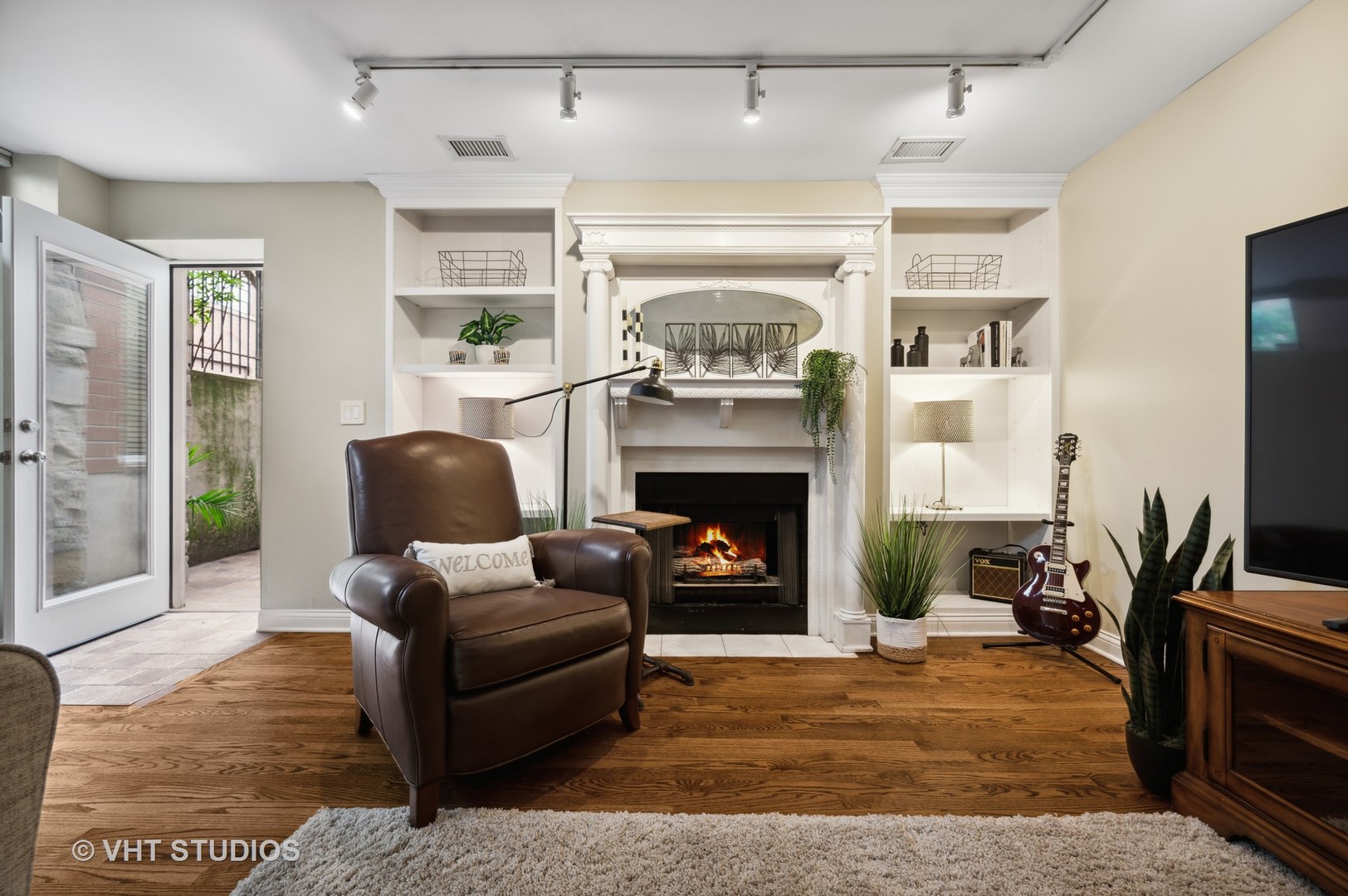 2543 North Racine Avenue, Unit G Chicago, IL 60614 - Photo 3 of 15 a living room with furniture and a fireplace