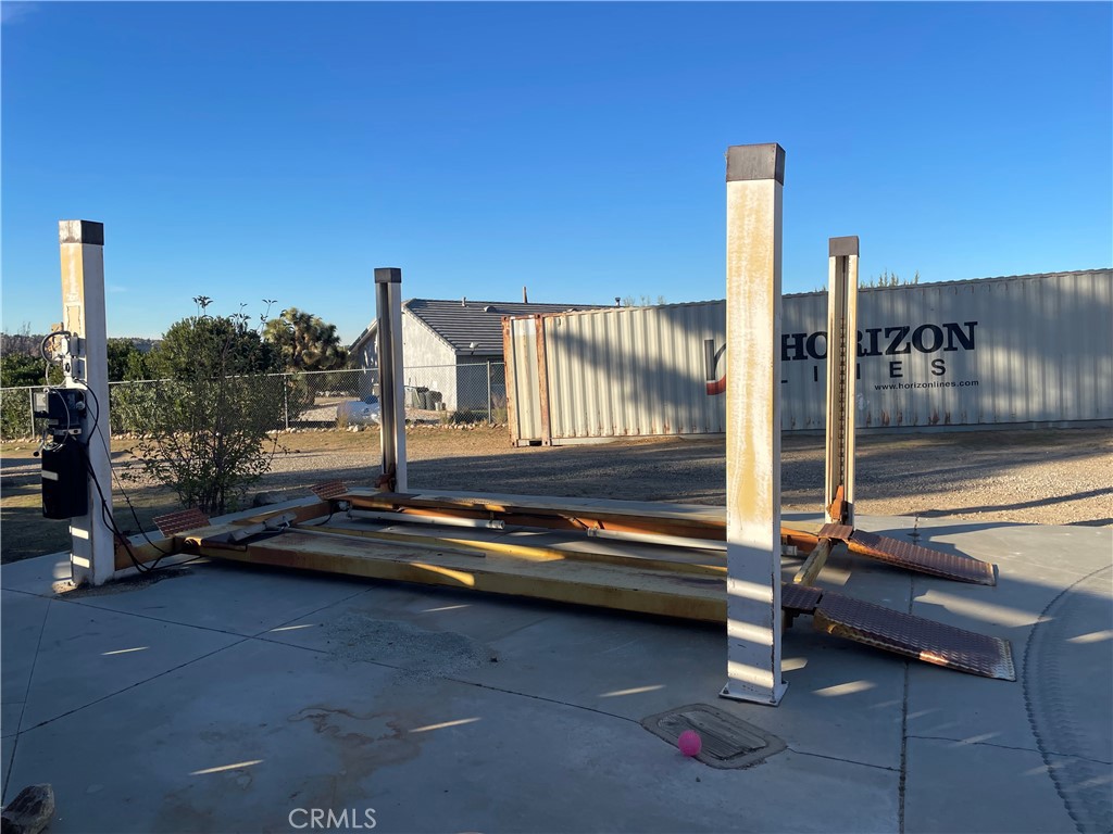 19574 Happy Valley Road Apple Valley, CA 92308 - Photo 28 of 58 Car lift