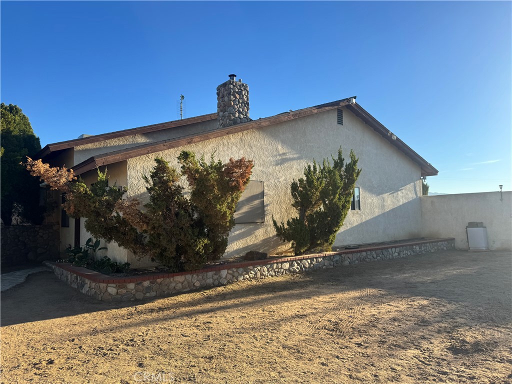 19574 Happy Valley Road Apple Valley, CA 92308 - Photo 8 of 58 Side View of main house