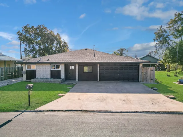 a front view of house with yard