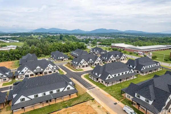 a view of a big room with closet and windows