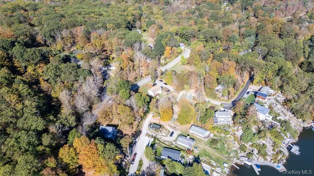 a view of a house with backyard and garden