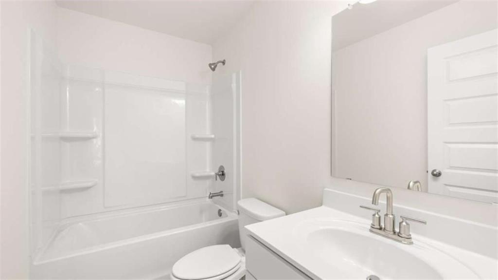 13623 Whitman Lane Covington, GA 30014 - Photo 34 of 45 a bathroom with a sink toilet and a bathtub