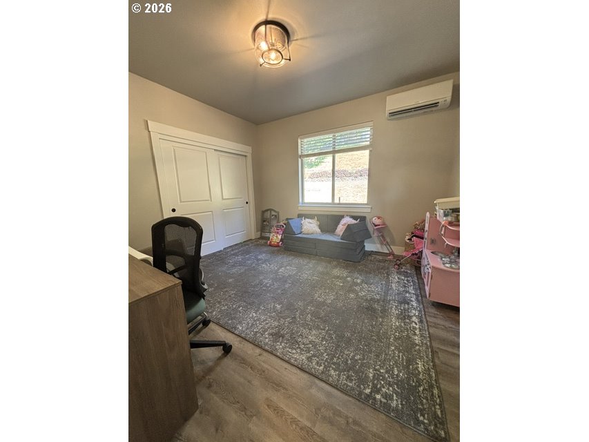 946 South Calapooia Street Sutherlin, OR 97479 - Photo 12 of 31 a living room with furniture and a window