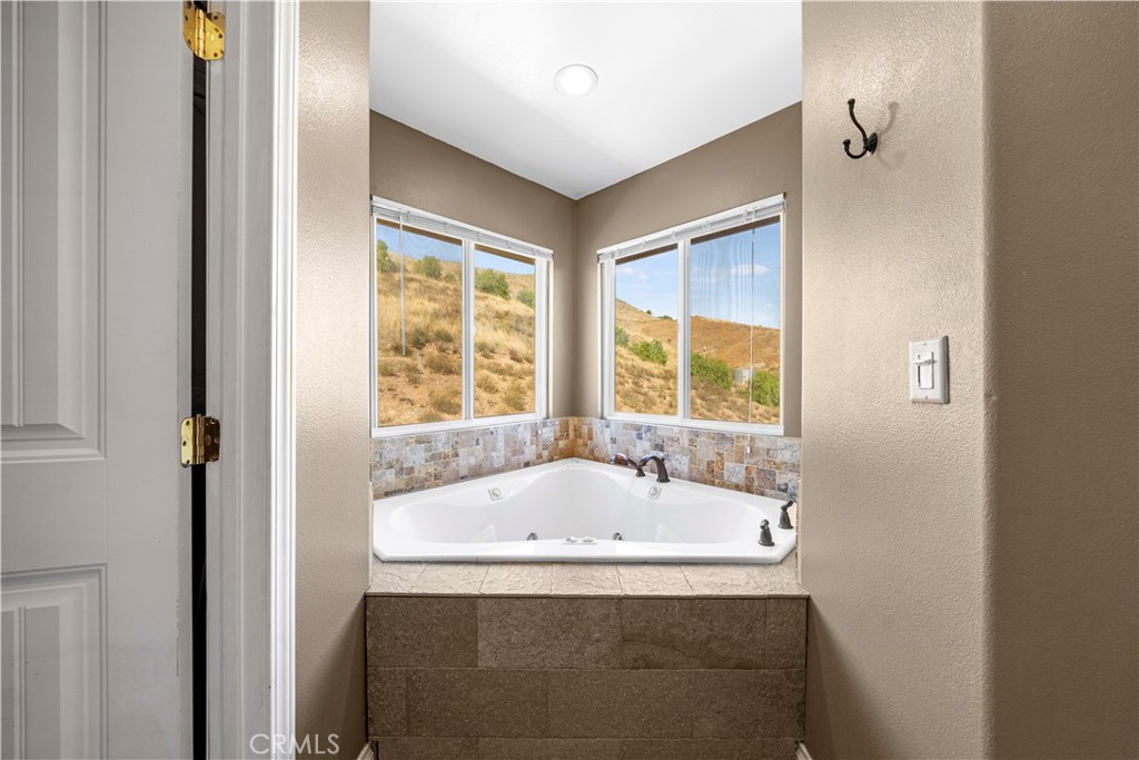 13560 Sego Road Agua Dulce, CA 91390 - Photo 37 of 75 a bathroom with bathtub and window