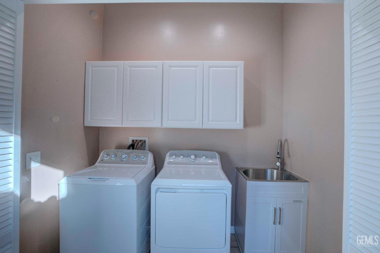 Undisclosed Address Bakersfield, CA 93312 - Photo 32 of 33 a utility room with dryer and washer