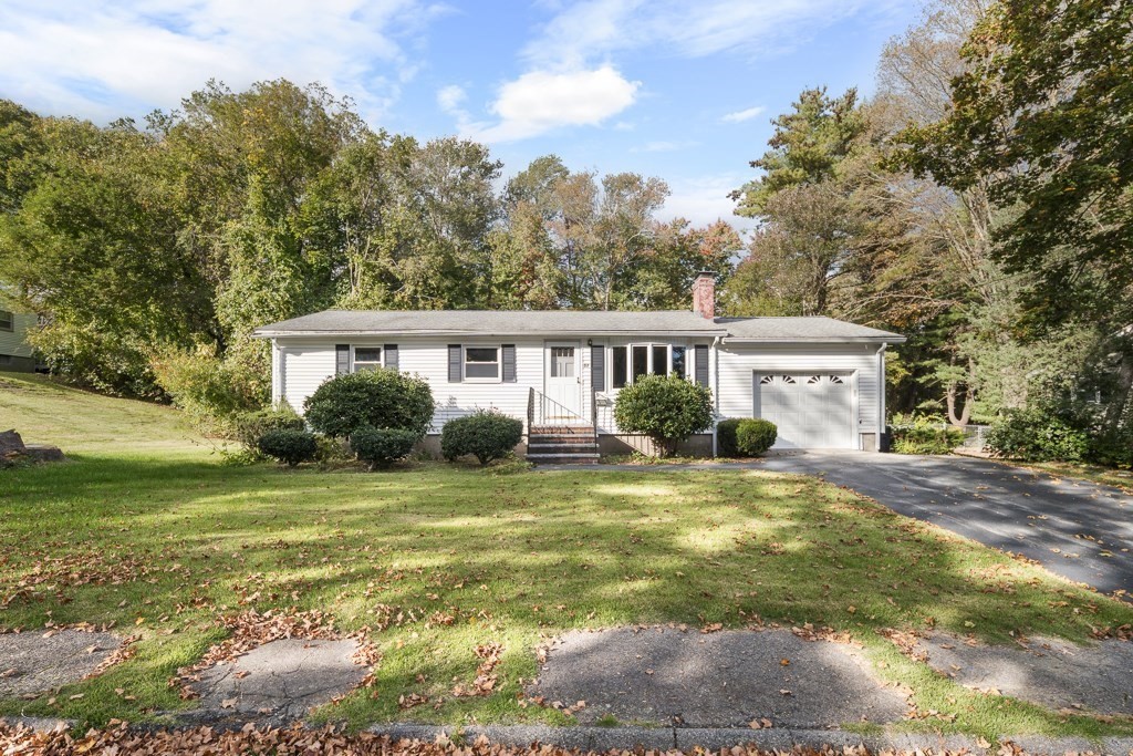 a view of a house with a yard