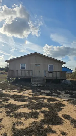 a view of a house with backyard
