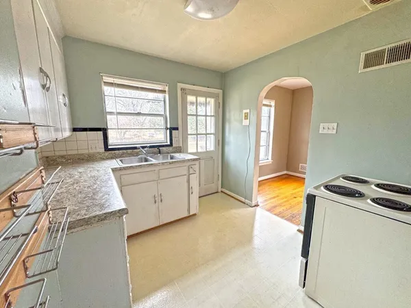 $330,000 | 1811 Windsor Avenue Southwest, Roanoke, VA 24015