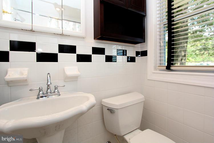 8314 Adelphi Road Adelphi, MD 20783 - Photo 15 of 27 Bath