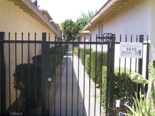 a view of a house with backyard and garden