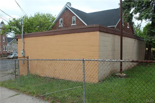 a view of a back yard of the house