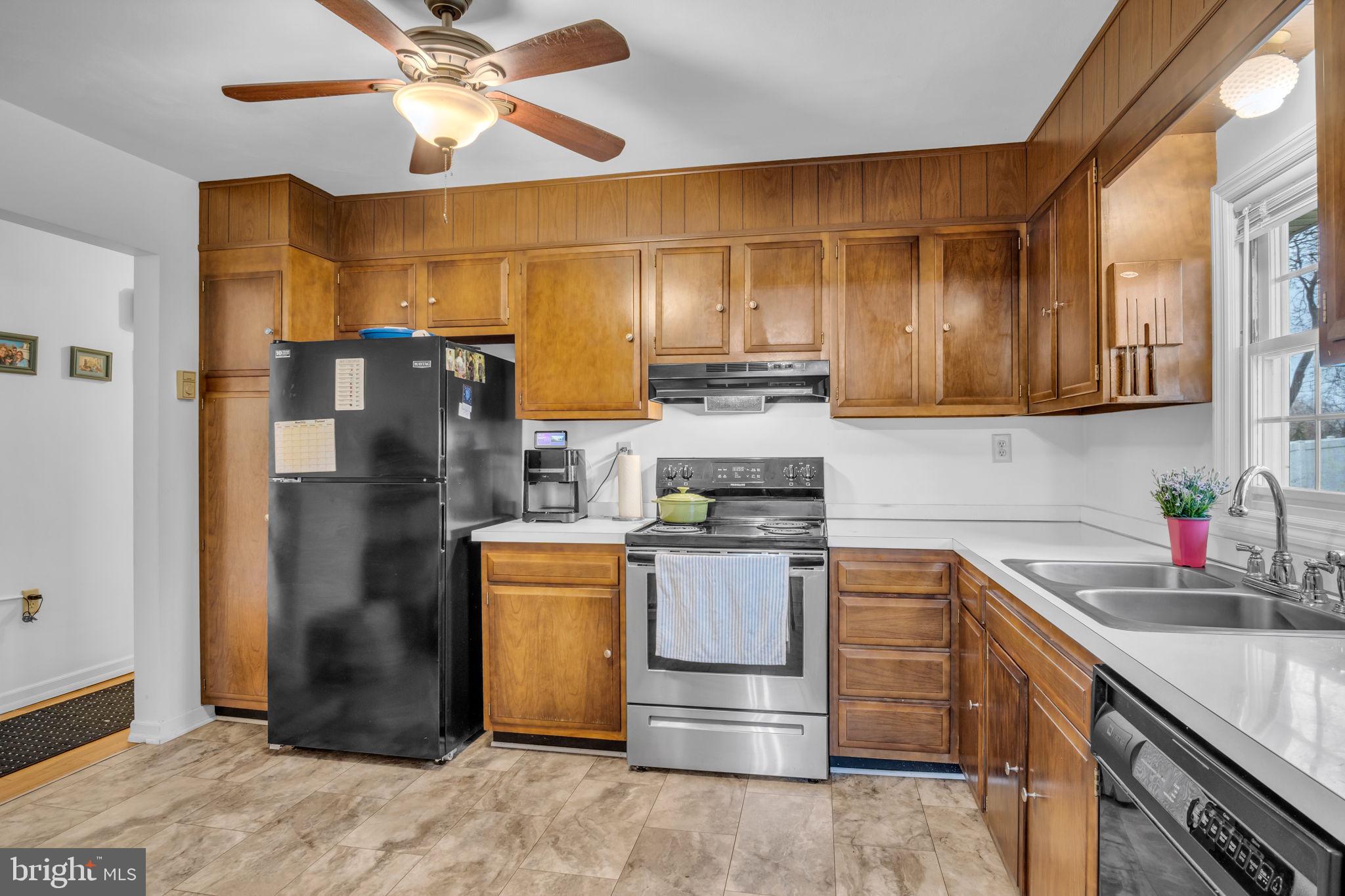 7169 Chambers Hill Road Harrisburg, PA 17111 - Photo 2 of 25