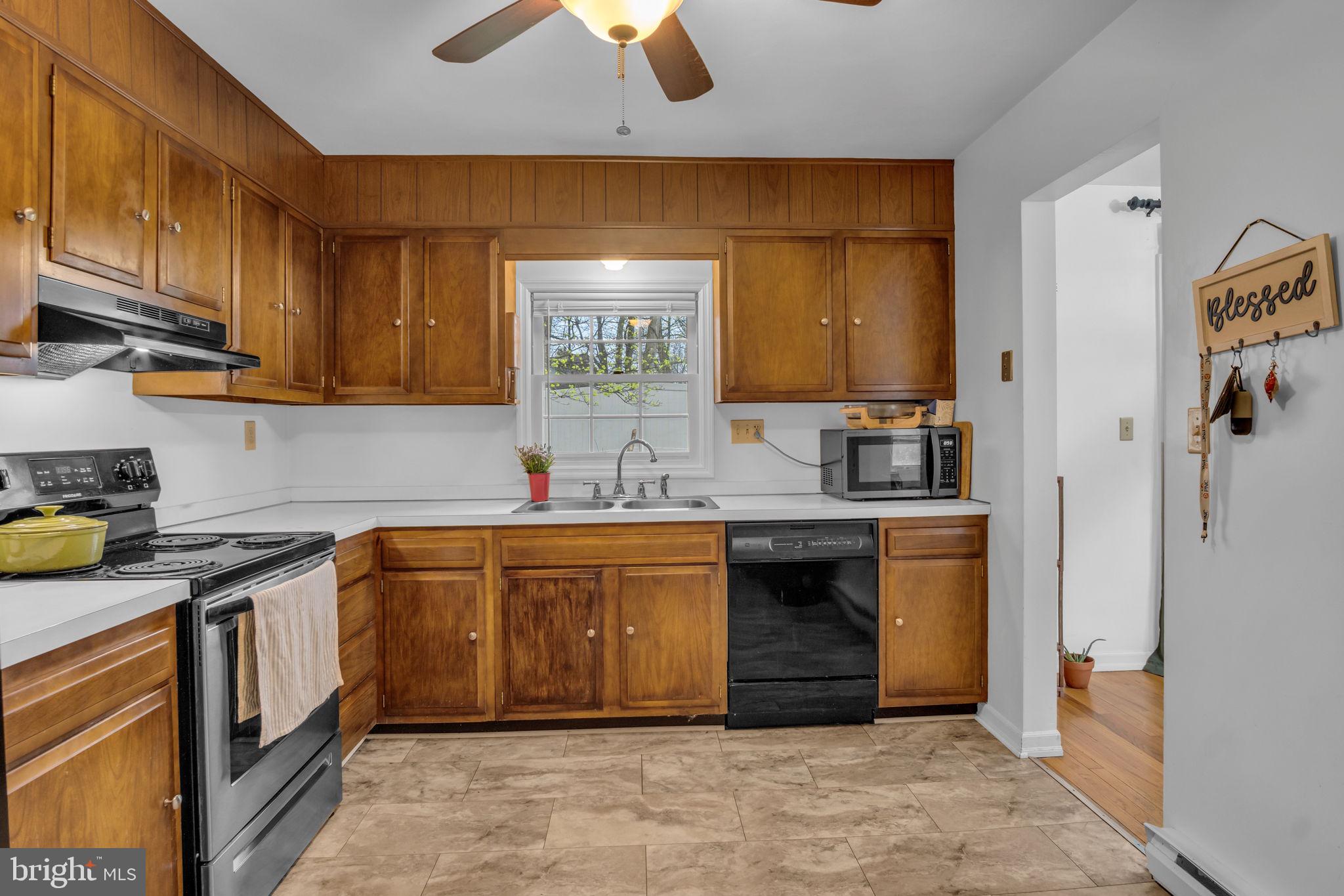 7169 Chambers Hill Road Harrisburg, PA 17111 - Photo 3 of 25