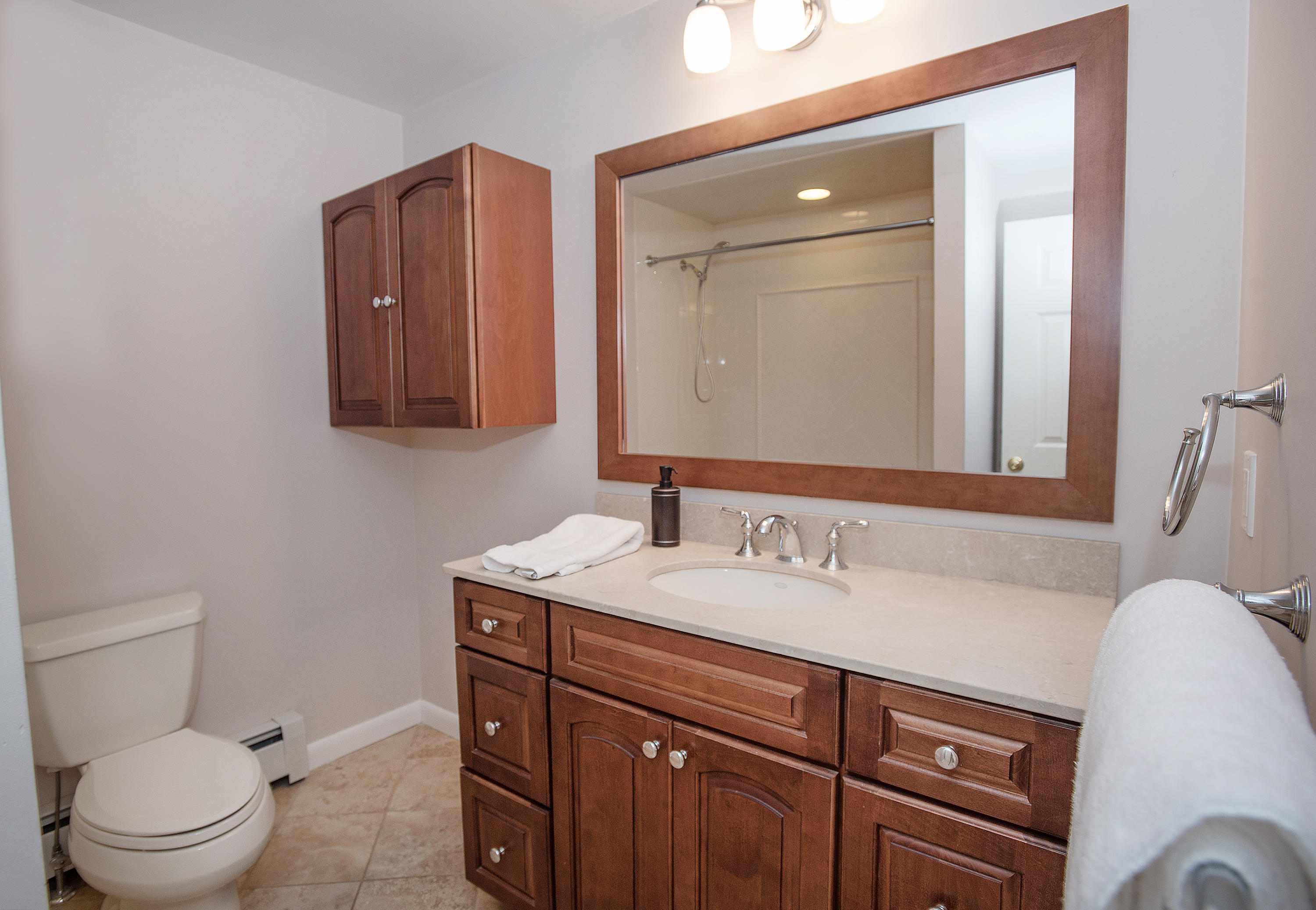 32 Putnam Road New Canaan, CT 06840 - Photo 17 of 25 Hall full bath