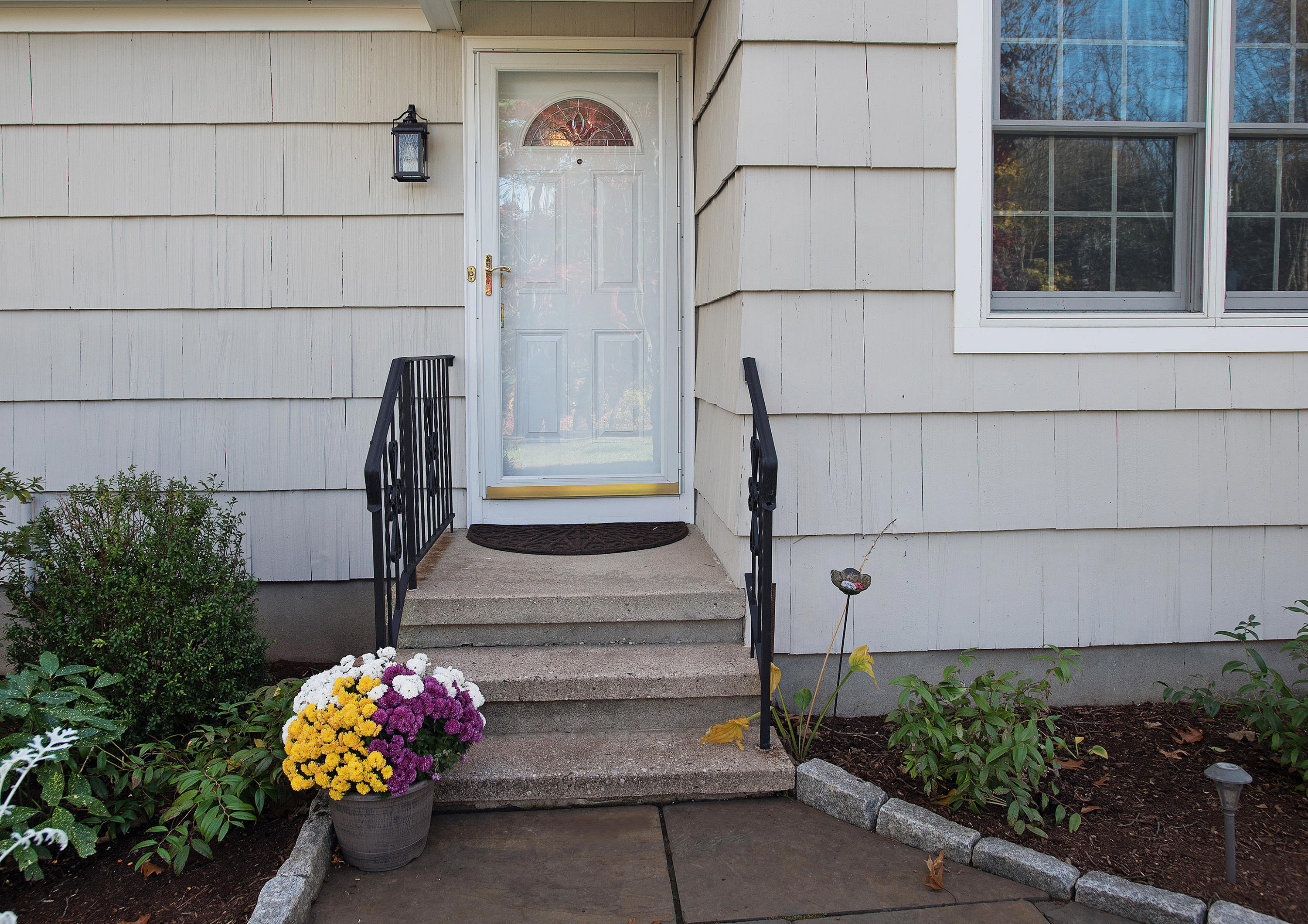 32 Putnam Road New Canaan, CT 06840 - Photo 3 of 25 Front door