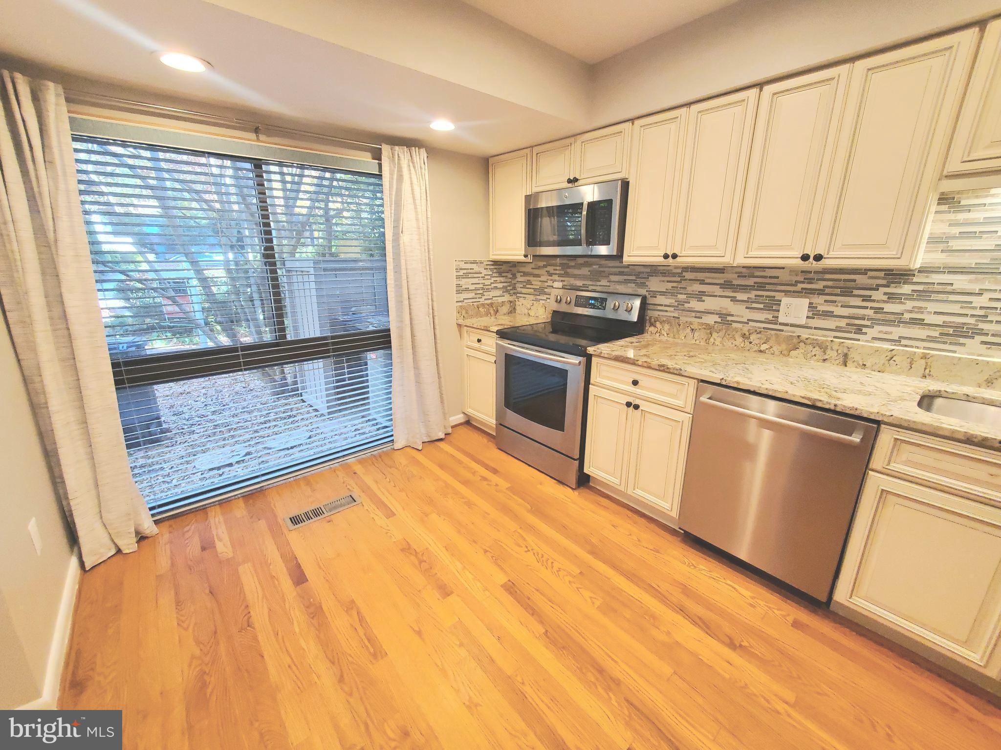11632 Newbridge Court Reston, VA 20191 - Photo 5 of 39 Large Eat in Kitchen!