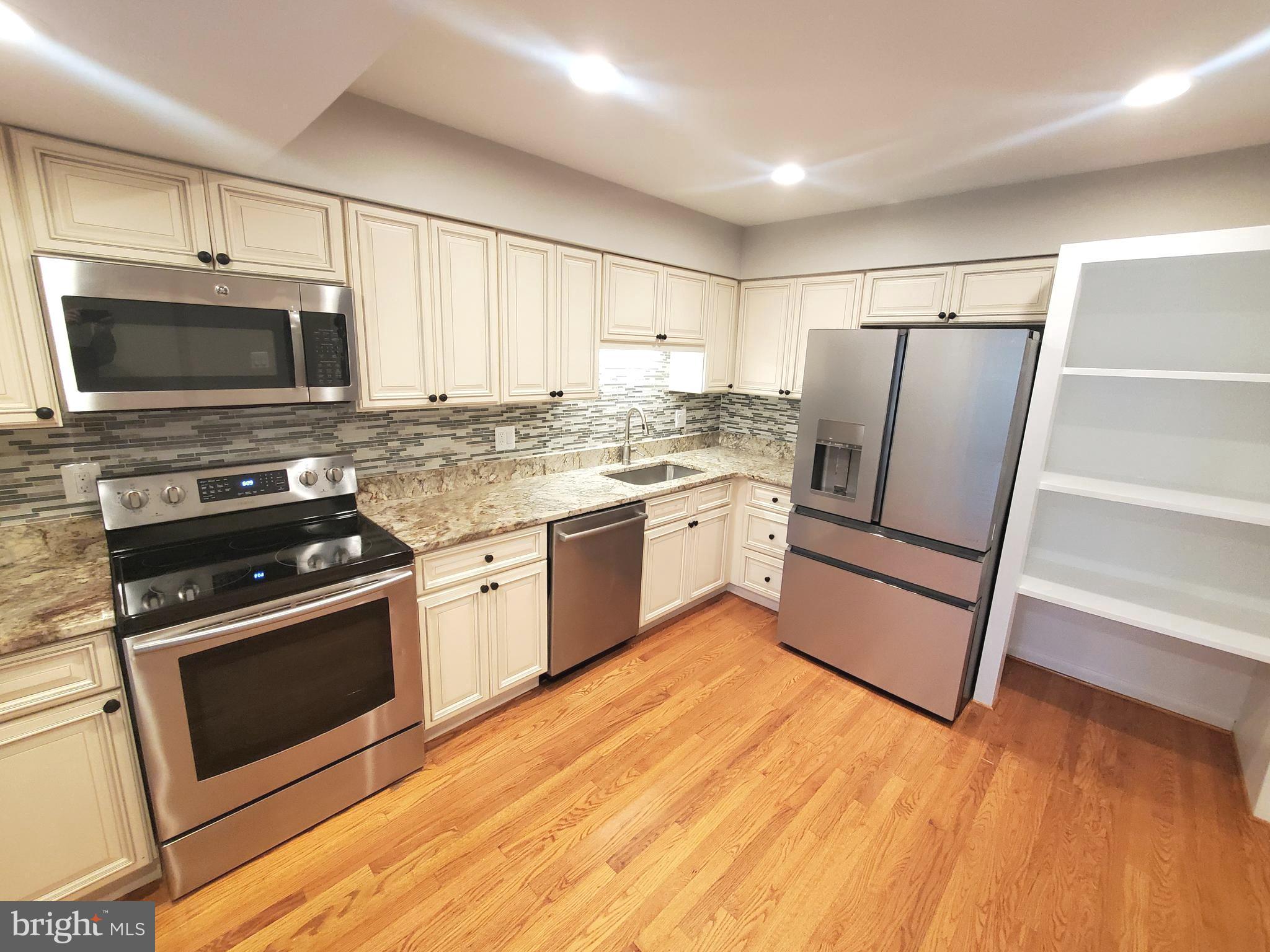 11632 Newbridge Court Reston, VA 20191 - Photo 6 of 39 Newer Appliances!