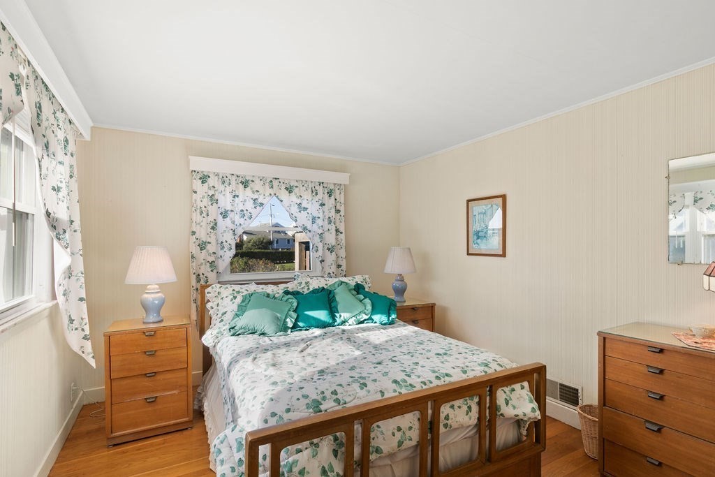 188 Menauhant Road Falmouth, MA 02536 - Photo 15 of 32