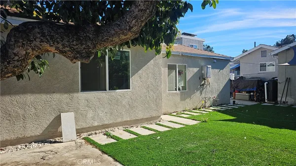 $2,650 | 17615 Victory Boulevard, Lake Balboa, CA 91406