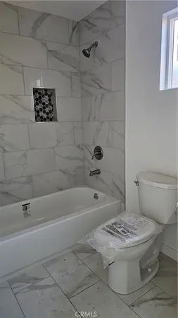 $2,650 | 17615 Victory Boulevard, Lake Balboa, CA 91406