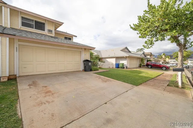 a view of front a house with a yard