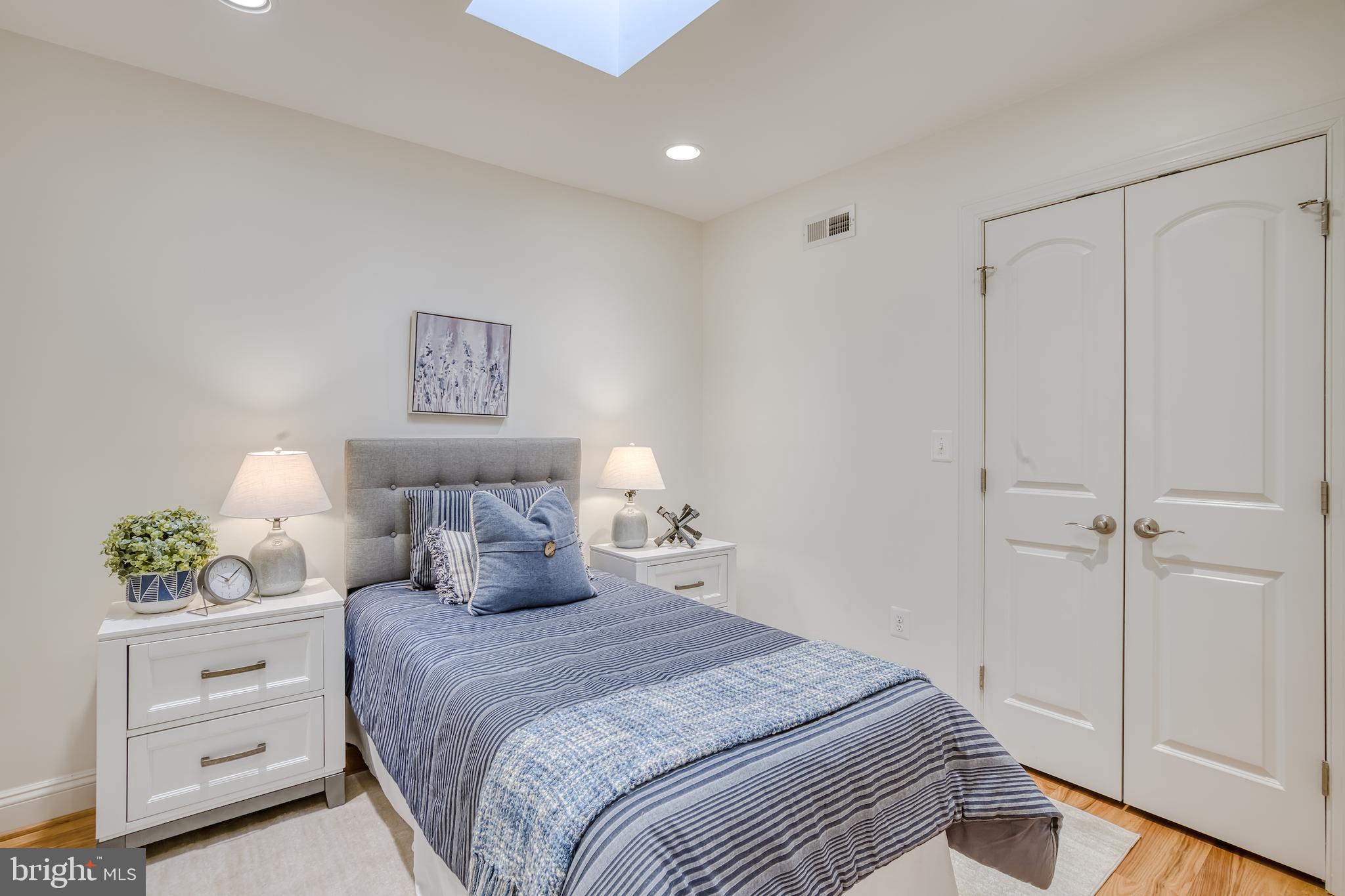 237 16th Street Southeast Washington, DC 20003 - Photo 27 of 47 Middle bedroom/den with skylight