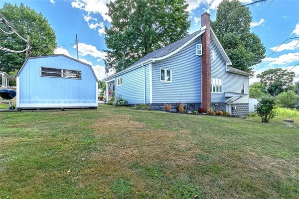 a view of a house with a yard