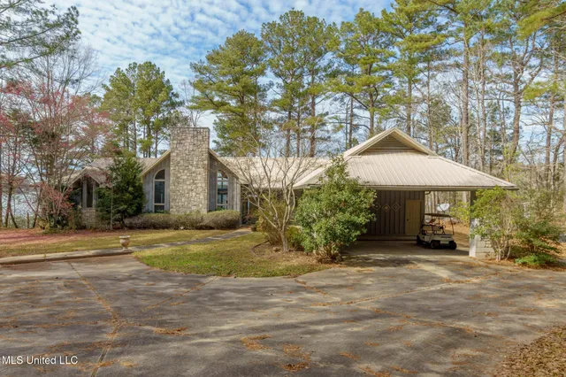 $899,900 | 8 Deep Water Point, Lumberton, MS 39455