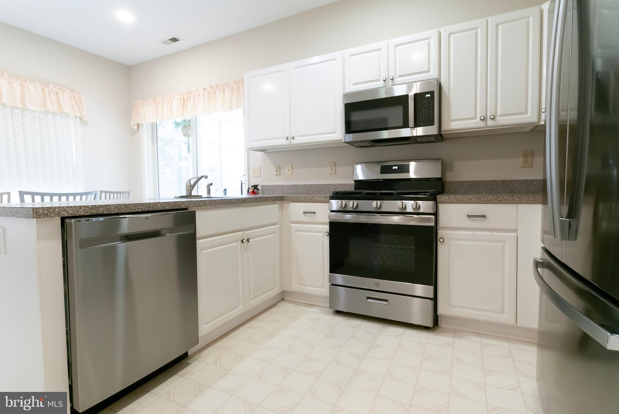 89 Lantern Lane Columbus, NJ 08022 - Photo 16 of 55 a kitchen with a stove and a microwave