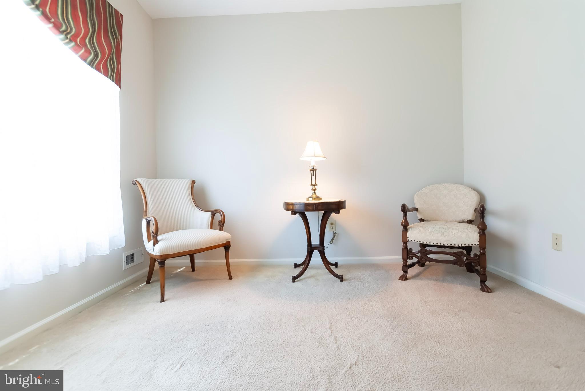 89 Lantern Lane Columbus, NJ 08022 - Photo 27 of 55 a living room with furniture and a lamp