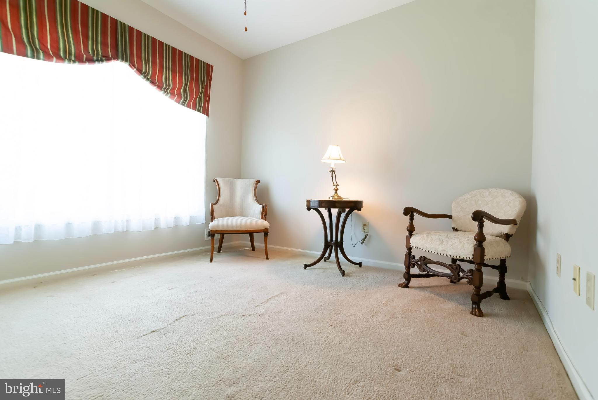 89 Lantern Lane Columbus, NJ 08022 - Photo 29 of 55 a living room with furniture and a chair