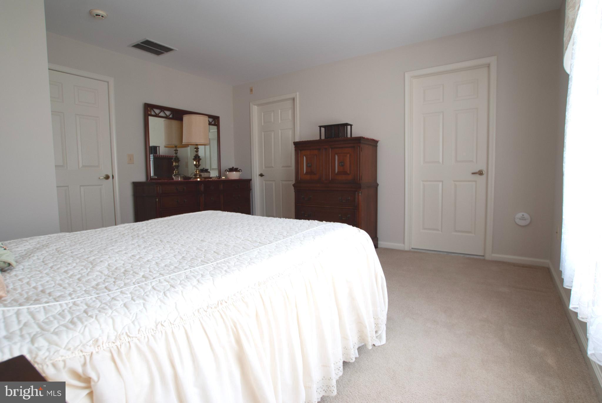 89 Lantern Lane Columbus, NJ 08022 - Photo 33 of 55 a bedroom with a bed and a dresser