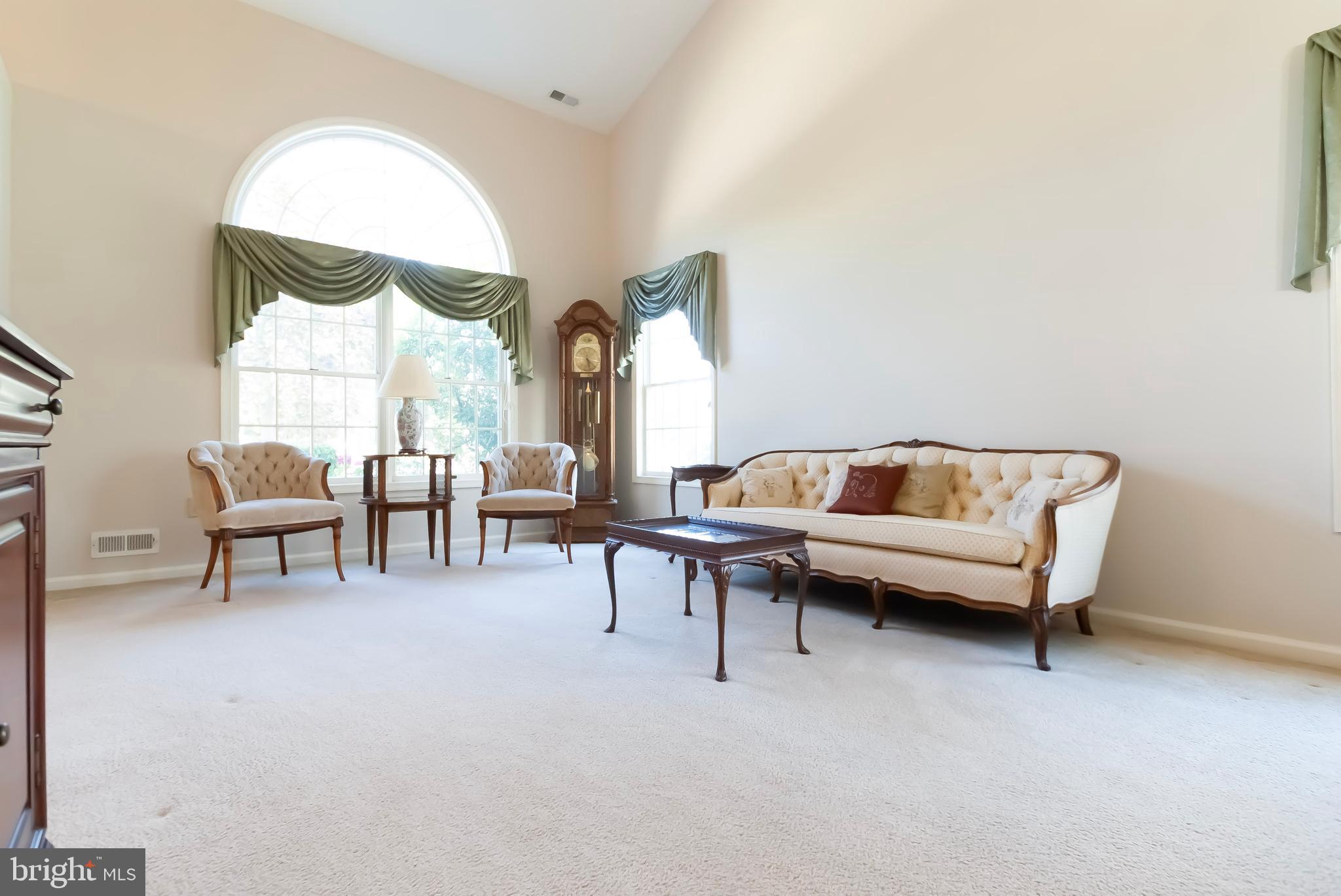 89 Lantern Lane Columbus, NJ 08022 - Photo 7 of 55 a living room with furniture and a large window