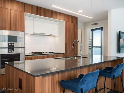 $895,000 | 211 North Harbor Drive, Unit 1801, Chicago, IL 60601